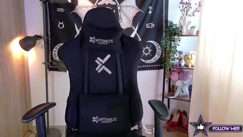 lucy meoww online show from February 3, 7:42 pm