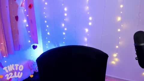 Snapshot of lucyy_peach chatting on March 10, 11:27 pm LUCYY FROM HOME online show from March 10, 11:27 pm
