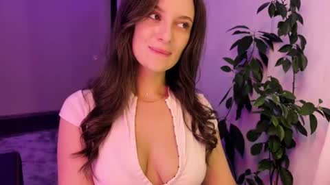 luna_raee online show from July 21, 4:30 pm