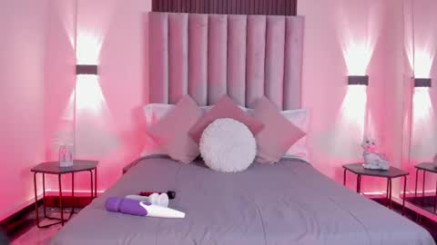 lunaa_moonn online show from April 8, 8:22 pm