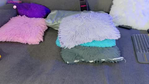 L U N I T A  online show from February 4, 6:49 am