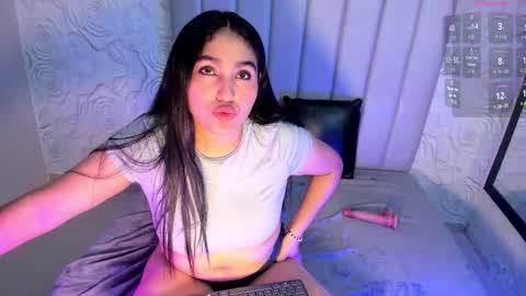 LYA DUBOIS  online show from March 25, 9:50 pm