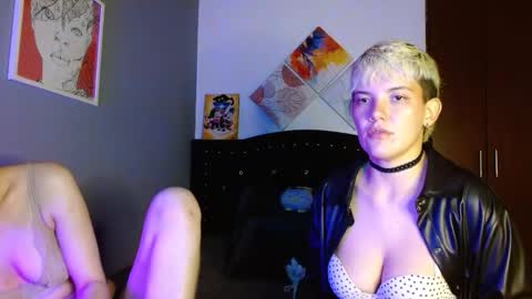 Snapshot of mackenziemoon chatting on October 24, 7:15 am Noah Askew online show from October 24, 7:15 am