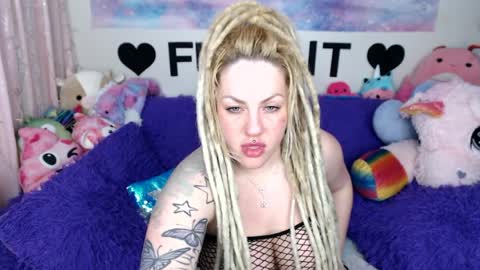 Mackenzie Wolfe online show from March 29, 3:49 am