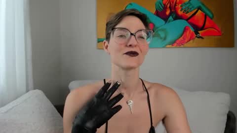 Madam Mezusa online show from February 7, 7:17 pm