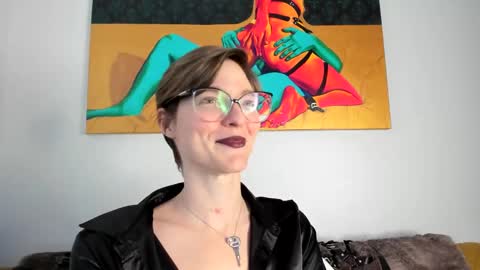 Madam Mezusa online show from December 5, 10:45 pm