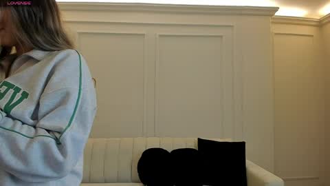 Maddi Collins online show from May 22, 11:30 am