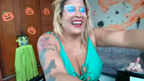Snapshot of majo_soussa chatting on October 20, 6:55 pm Majo Soussa online show from October 20, 6:55 pm