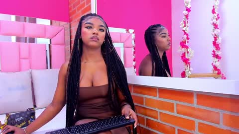 Melanie online show from December 18, 8:14 pm