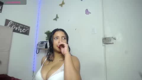 Snapshot of mariilulp303av chatting on February 18, 2:27 am Marilu online show from February 18, 2:27 am
