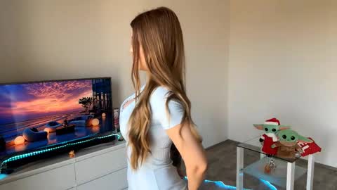 Mia online show from November 6, 9:37 am