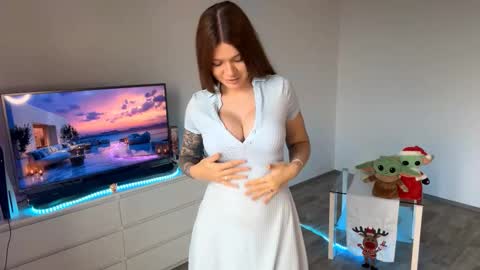 Mia online show from November 17, 9:21 am