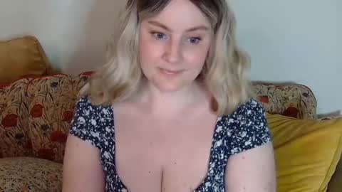 Snapshot of mathilde_solveig chatting on January 24, 6:35 pm mathilde_solveig online show from January 24, 6:35 pm