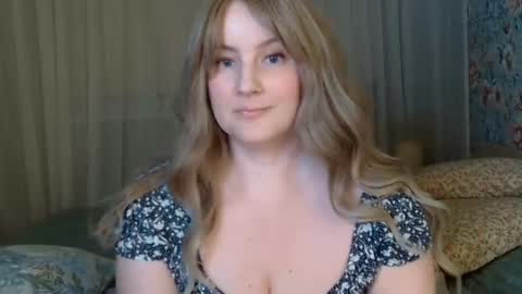 Snapshot of mathilde_solveig chatting on December 31, 3:31 pm mathilde_solveig online show from December 31, 3:31 pm