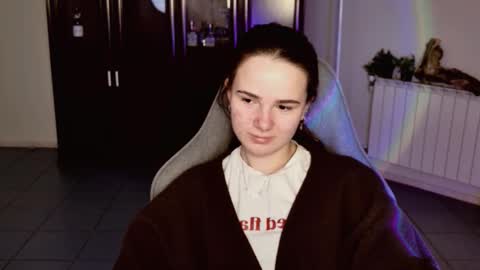 maybloom_ online show from January 8, 9:13 am