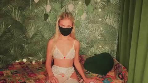 Snapshot of meeeewmeeeeow chatting on October 26, 9:43 pm meeeewmeeeeow online show from October 26, 9:43 pm