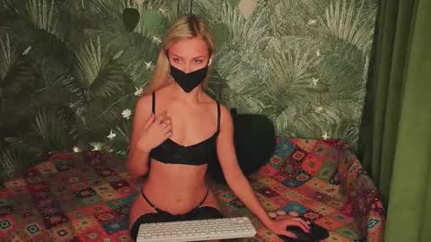 Snapshot of meeeewmeeeeow chatting on October 4, 2:06 am meeeewmeeeeow online show from October 4, 2:06 am