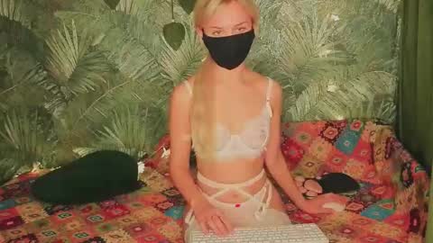 Snapshot of meeeewmeeeeow chatting on October 24, 10:17 pm meeeewmeeeeow online show from October 24, 10:17 pm