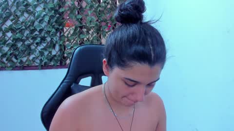Snapshot of megan_whitte_01 chatting on December 11, 7:36 pm megan white 01  online show from December 11, 7:36 pm