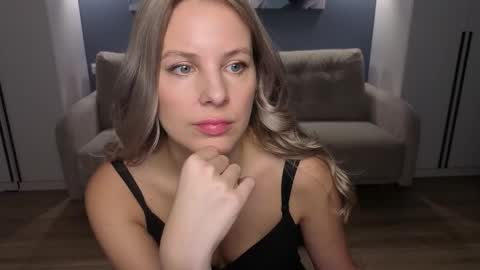 Melanie Bennett online show from December 15, 6:51 am