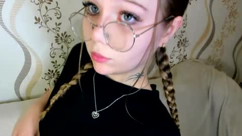 MelMooon online show from October 28, 4:57 pm