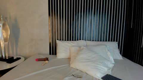 melody phillips online show from March 31, 5:07 am