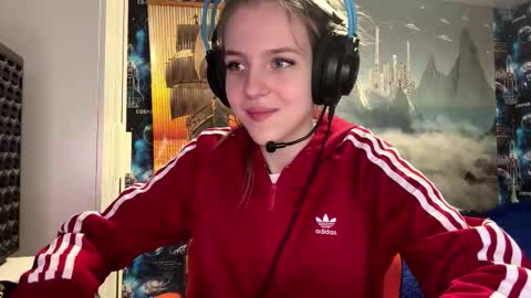 Hi Im Aria 18 years old online show from November 13, 1:21 pm