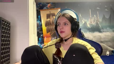 Hi Im Aria 18 years old online show from March 13, 5:14 pm