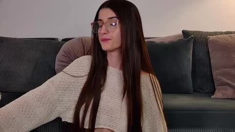 Freya Allen online show from March 27, 12:12 am