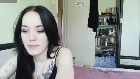 Mia and Jenny online show from August 3, 10:10 am