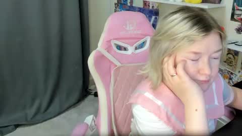 Mia online show from July 2, 3:06 am