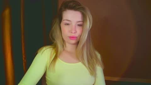 Mia online show from December 13, 10:45 pm