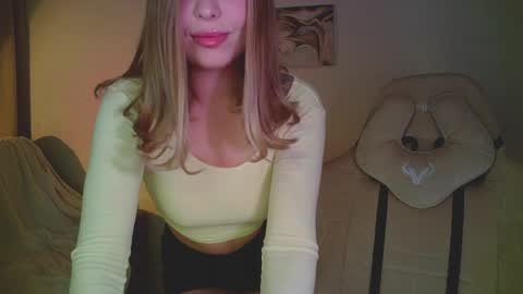 Mia online show from April 2, 10:18 pm