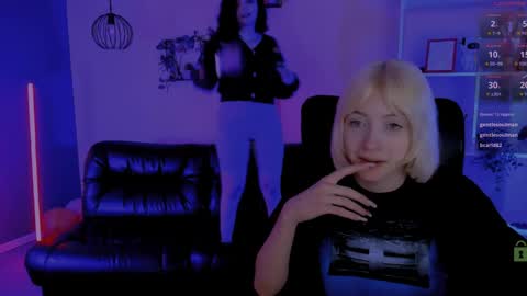 mia_mooon_ online show from April 25, 1:41 pm