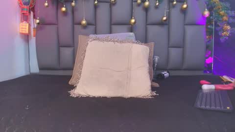 Mia online show from December 19, 12:30 pm