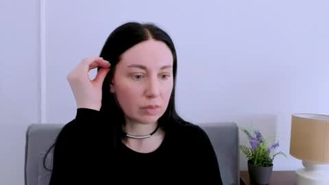 Mia online show from April 3, 4:05 pm