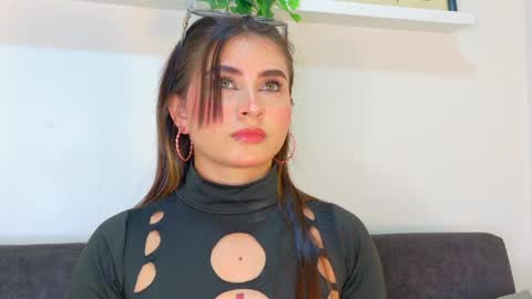 miaanderson__ online show from May 10, 11:23 am