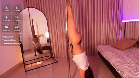 Mia online show from September 19, 11:59 pm