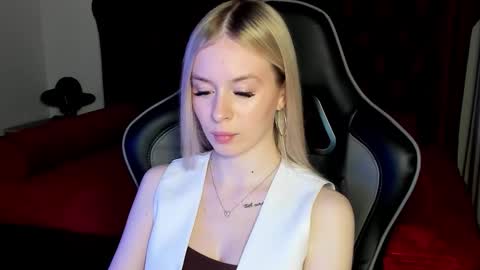 Mia online show from December 1, 5:37 pm