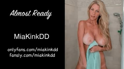 Mia online show from April 12, 3:04 pm