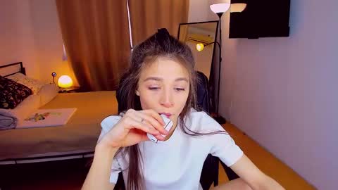 Mia online show from February 16, 1:49 pm