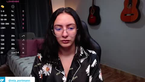 Snapshot of miaportman chatting on January 3, 7:49 am MIAPORTMANN online show from January 3, 7:49 am