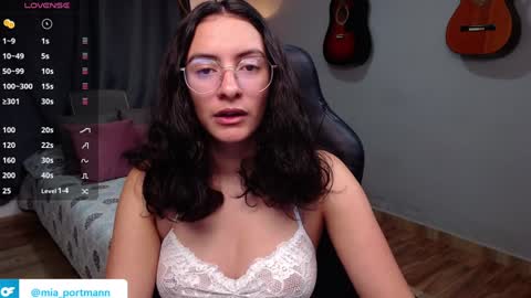 Snapshot of miaportman chatting on January 5, 3:23 pm MIAPORTMANN online show from January 5, 3:23 pm