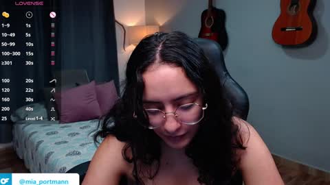 Snapshot of miaportman chatting on December 10, 1:55 pm MIAPORTMANN online show from December 10, 1:55 pm