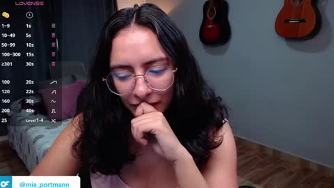 Snapshot of miaportman chatting on December 3, 12:05 pm MIAPORTMANN online show from December 3, 12:05 pm