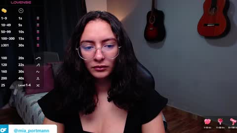 Snapshot of miaportman chatting on December 29, 9:28 am MIAPORTMANN online show from December 29, 9:28 am