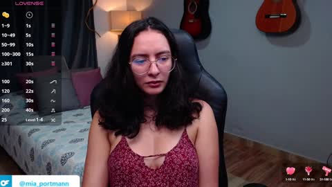 Snapshot of miaportman chatting on January 15, 9:13 am MIAPORTMANN online show from January 15, 9:13 am