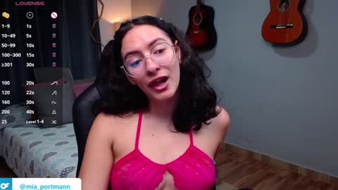 Snapshot of miaportman chatting on January 9, 9:16 am MIAPORTMANN online show from January 9, 9:16 am