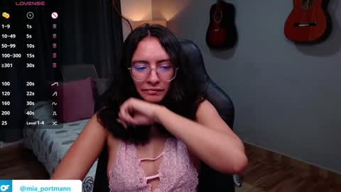 Snapshot of miaportman chatting on December 18, 9:14 am MIAPORTMANN online show from December 18, 9:14 am