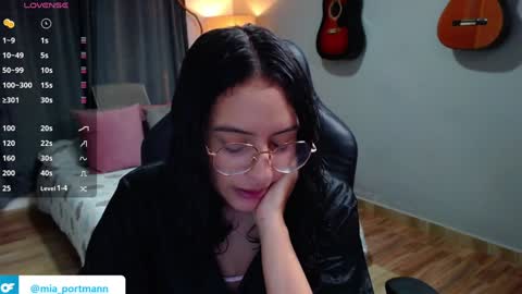 Snapshot of miaportman chatting on December 17, 8:32 pm MIAPORTMANN online show from December 17, 8:32 pm